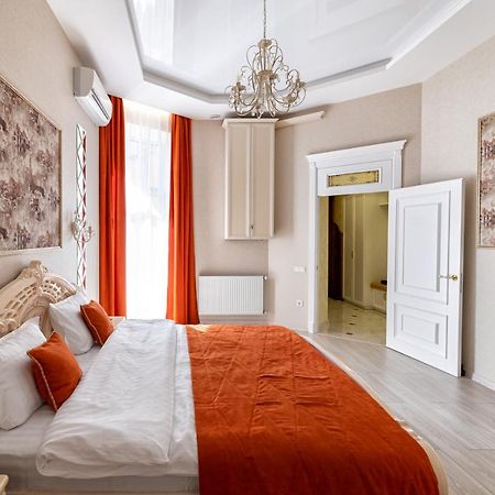2 Bedroom Apartment Tykha Street City Center With Parking Place Lviv Bagian luar foto
