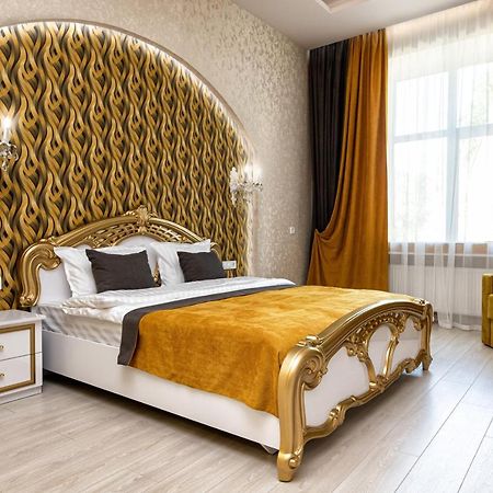2 Bedroom Apartment Tykha Street City Center With Parking Place Lviv Bagian luar foto