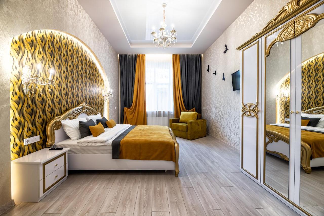 2 Bedroom Apartment Tykha Street City Center With Parking Place Lviv Bagian luar foto