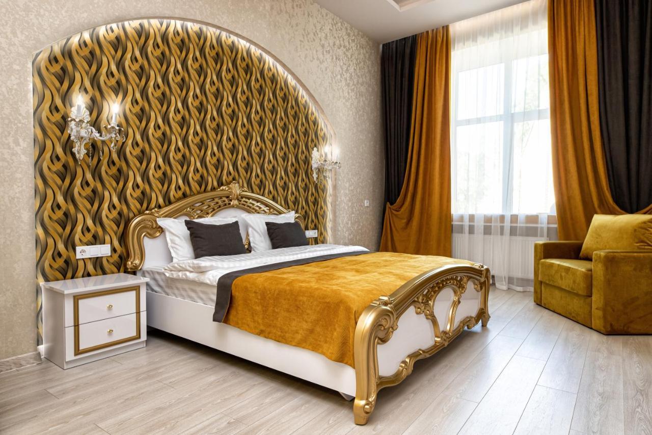 2 Bedroom Apartment Tykha Street City Center With Parking Place Lviv Bagian luar foto
