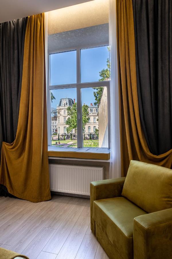 2 Bedroom Apartment Tykha Street City Center With Parking Place Lviv Bagian luar foto