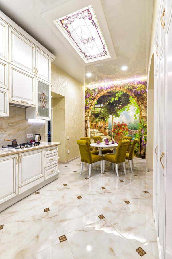 2 Bedroom Apartment Tykha Street City Center With Parking Place Lviv Bagian luar foto