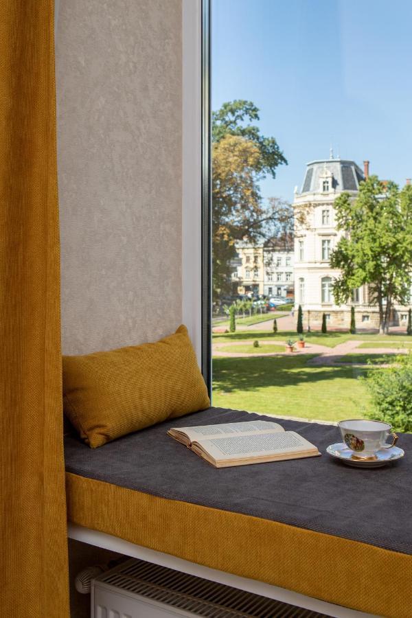 2 Bedroom Apartment Tykha Street City Center With Parking Place Lviv Bagian luar foto