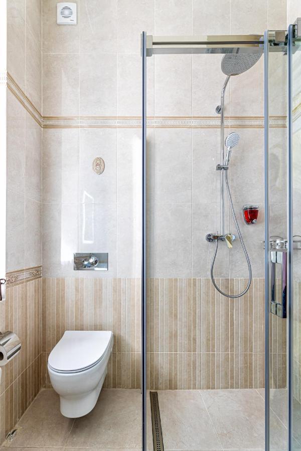 2 Bedroom Apartment Tykha Street City Center With Parking Place Lviv Bagian luar foto