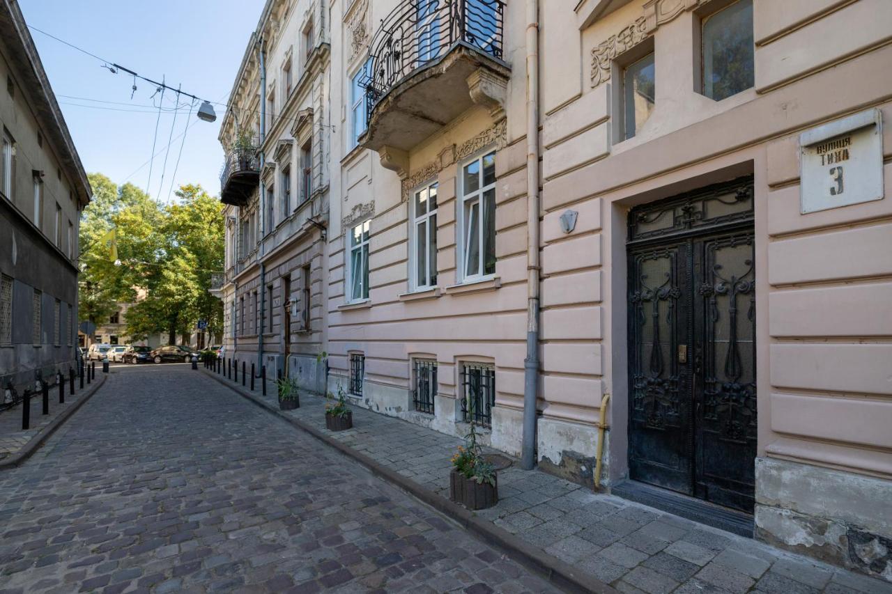 2 Bedroom Apartment Tykha Street City Center With Parking Place Lviv Bagian luar foto