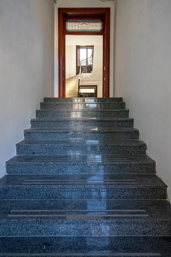 2 Bedroom Apartment Tykha Street City Center With Parking Place Lviv Bagian luar foto