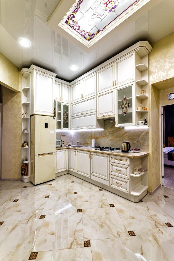 2 Bedroom Apartment Tykha Street City Center With Parking Place Lviv Bagian luar foto