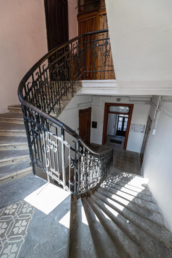 2 Bedroom Apartment Tykha Street City Center With Parking Place Lviv Bagian luar foto