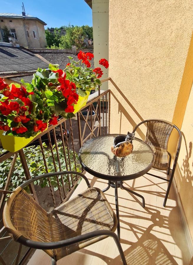 2 Bedroom Apartment Tykha Street City Center With Parking Place Lviv Bagian luar foto