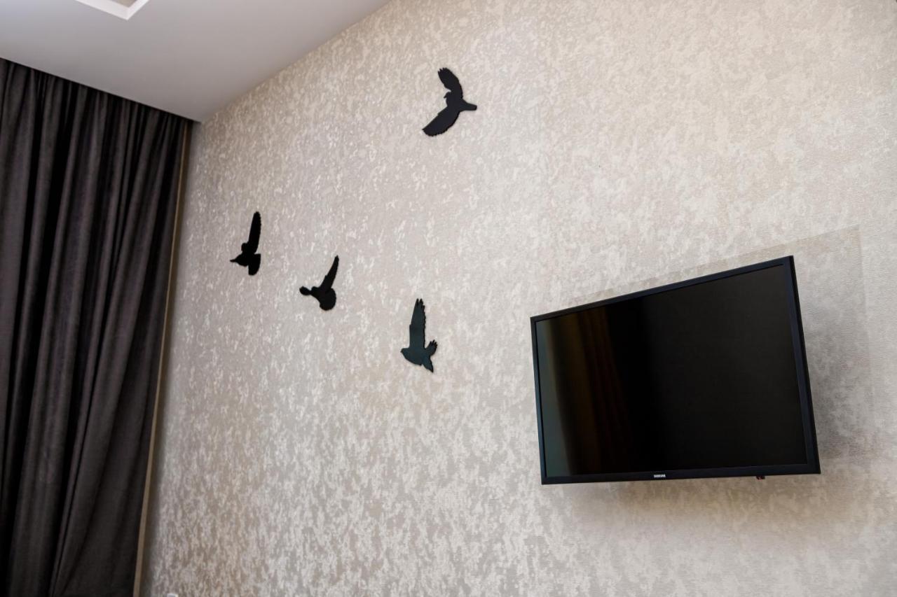 2 Bedroom Apartment Tykha Street City Center With Parking Place Lviv Bagian luar foto