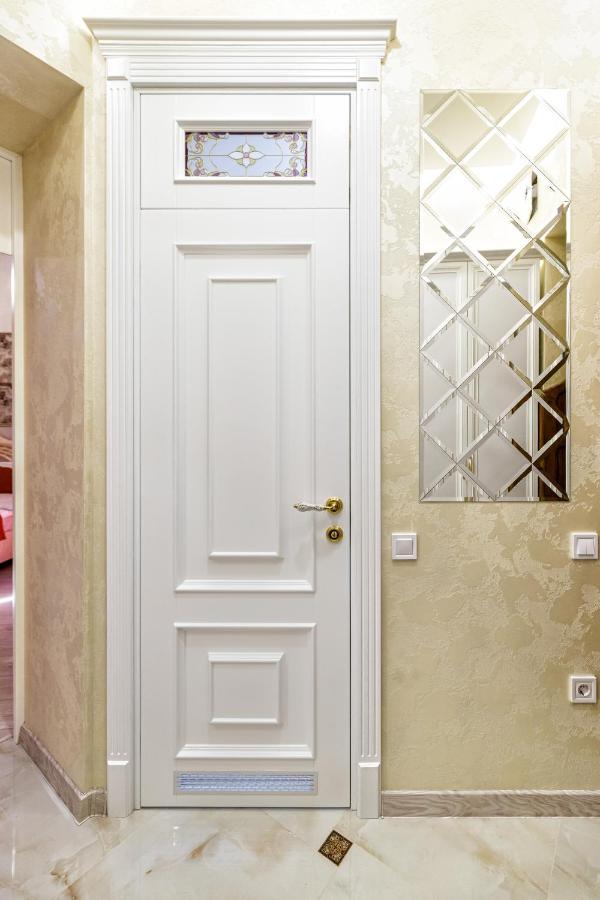 2 Bedroom Apartment Tykha Street City Center With Parking Place Lviv Bagian luar foto