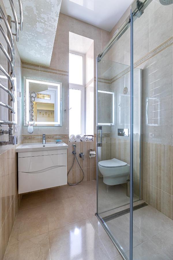 2 Bedroom Apartment Tykha Street City Center With Parking Place Lviv Bagian luar foto