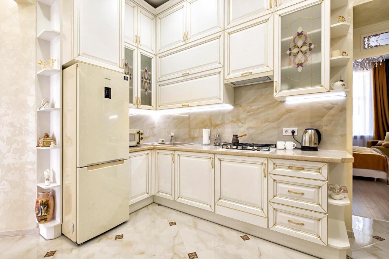 2 Bedroom Apartment Tykha Street City Center With Parking Place Lviv Bagian luar foto