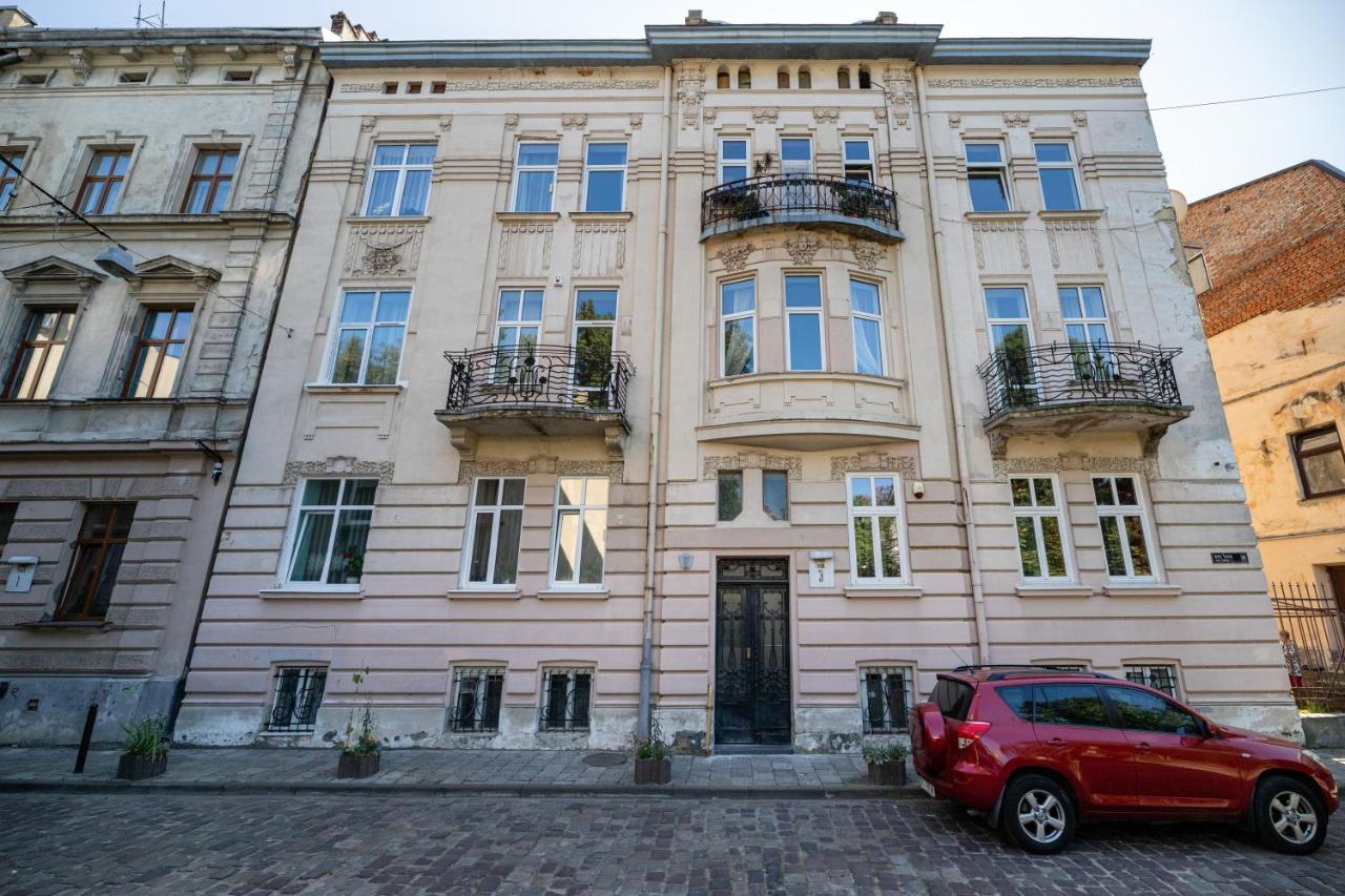 2 Bedroom Apartment Tykha Street City Center With Parking Place Lviv Bagian luar foto
