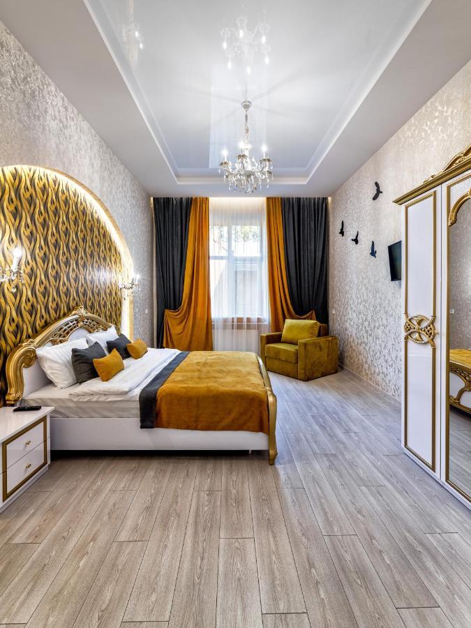 2 Bedroom Apartment Tykha Street City Center With Parking Place Lviv Bagian luar foto