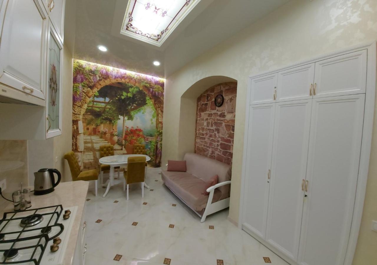 2 Bedroom Apartment Tykha Street City Center With Parking Place Lviv Bagian luar foto