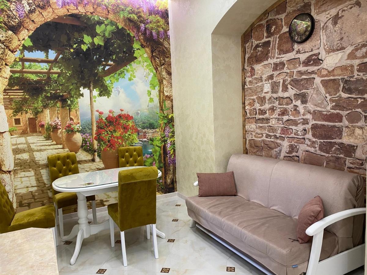 2 Bedroom Apartment Tykha Street City Center With Parking Place Lviv Bagian luar foto